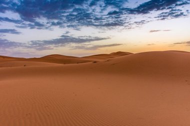 Erg Chebbi 'nin kumullarında şafak vakti, Sahra Çölü, Fas