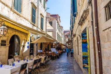 DUBROVNIK, CROATIA, 13 AĞUSTOS 2019: Eski tarihi merkezdeki restoranlar