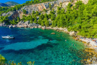 Malo Zarace Sahili 'nin kristal suyu, Hvar Adası, Hırvatistan