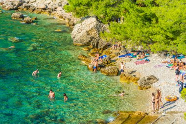 HVAR, CROATIA, 8 AĞUSTOS 2019: Malo Zarace Sahili 'nin tadını çıkaran turistler