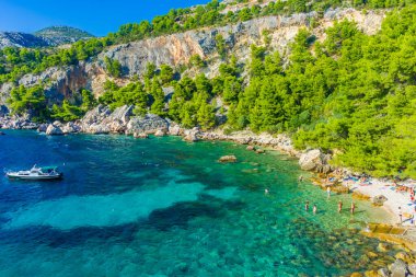 Malo Zarace Sahili 'nin kristal suyu, Hvar Adası, Hırvatistan