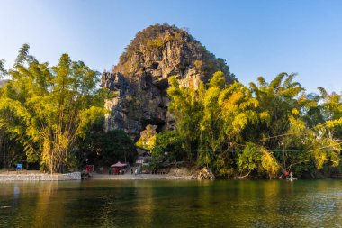 YANGSHUO, ÇİN 6 ARALIK 2019: Li Nehri Peyzajı