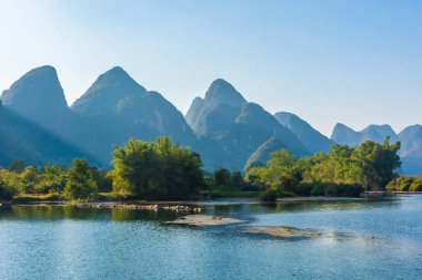 Li Nehri 'nin Yangshuo, Çin' deki manzarası