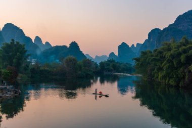 YANGSHUO, ÇİN, 6 ARALIK 2019: Yulong Nehri üzerinde güzel bir gün batımı Yangshuo, Guilin, Guangxi