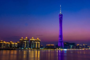 GuANGZHOU, ÇİN, 18 Kasım 2019: Günbatımında Kanton Kulesi ile şehir manzarası