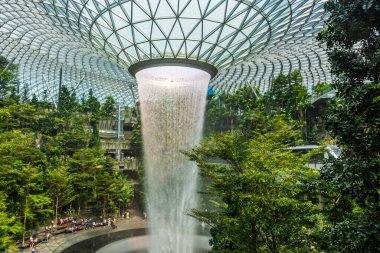SINGAPORE, 27 Eylül 2019: Jewel Changi Havaalanı 'ndaki dünyanın en büyük kapalı şelalesi