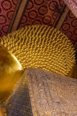 BangkOK, THAILAND, 10 HAZİRAN 2020: Yaslanan Buda 'nın büyük altın heykeli