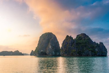 Ha Long Körfezi, Vietnam 'da renkli bir gün batımı.