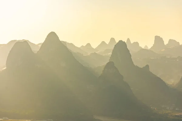 Солнечный Свет Над Красивым Карстовым Ландшафтом Синпин Гуйлинь Китай — стоковое фото