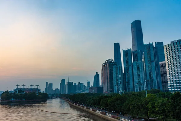 Guangzhou China Listopad 2019 Pejzaż Miejski Wieżą Kantońską Zachodzie Słońca — Zdjęcie stockowe