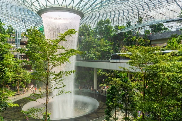 SINGAPORE, 27 Eylül 2019: Jewel Changi Havaalanı 'ndaki dünyanın en büyük kapalı şelalesi