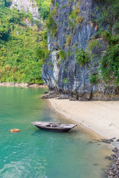 Liten Båt Nära Strand Long Bay Vietnam — Stockfoto