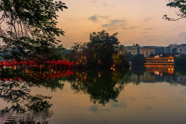 ハノイ ベトナム 2020年1月4日 ホアンキエム湖の赤い橋 日没時の復元剣の湖 — ストック写真