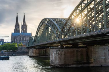 COLOGNE, ALMANY, 23 HAZİRAN 2020 Günbatımı tam Hohenzollern Köprüsü 'nde, arka planda Köln Katedrali