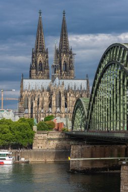 COLOGNE, GERMANY, 23 HAZİRAN 2020: Katedral ve Hohenzollern Köprüsü