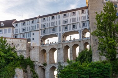 CESKY KRUMLOV, CZECH REPUBLIC, 1 AĞUSTOS 2020: Şatonun köprüsü