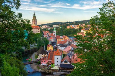 CESKY KRUMLOV, CZECH REPUBLIC, 1 AĞUSTOS 2020: Tarihi merkezin şaşırtıcı şehir manzarası