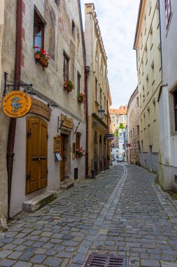 CESKY KRUMLOV, CZECH REUBLIC, 1 AĞUSTOS 2020: Tarihi merkezin güzel sokak manzarası