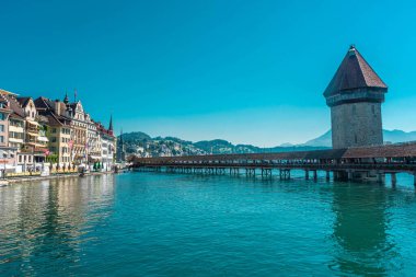 LUCERNE, SWitness ZERLAND, 8 AĞUSTOS 2020: Kapellbrucke Köprüsü 'nün güzel manzarası