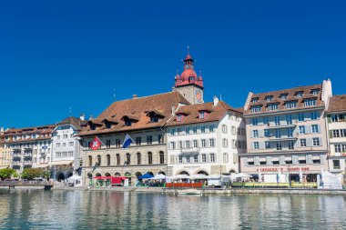 LUCERNE, SWitzERLAND, 8 AĞUSTOS 2020: Lucerne kilisesi ve nehir manzarası