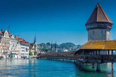 LUCERNE, SWitness ZERLAND, 8 AĞUSTOS 2020: Kapellbrucke Köprüsü 'nün güzel manzarası