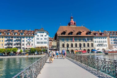 LUCERNE, SWitzERLAND, 8 AĞUSTOS 2020: Tarihi merkez için köprü
