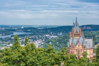 Schloss Drachenburg Şatosu, Almanya 'nın Bonn kenti yakınlarındaki Konigswinter' da yer alan bir saraydır.