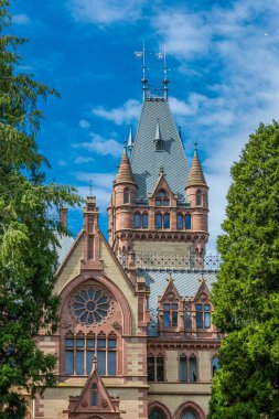 Schloss Drachenburg Şatosu, Almanya 'nın Bonn kenti yakınlarındaki Konigswinter' da yer alan bir saraydır.
