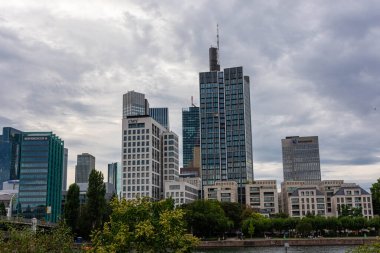 FRANKFURT, GERMANY, 25 HAZİRAN 2020: Frankfurt 'taki finans bölgesine bakın