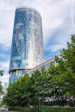 COLOGNE, GERMANY, 23 HAZİRAN 2020: Modern televizyon kulesi gökdeleni