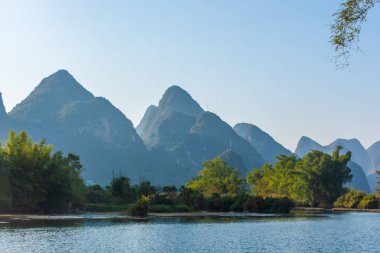 Li Nehri 'nin Yangshuo, Çin' deki manzarası