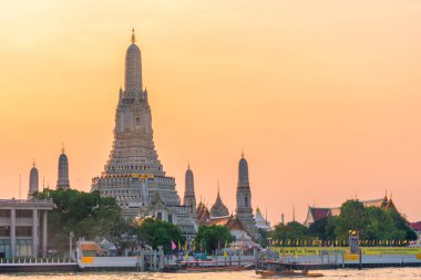 BANGKOK, THAILAND, 8 HAZİRAN 2020: Wat Arun Tapınağı üzerinde güzel bir günbatımı