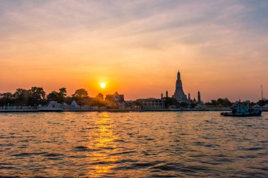 BANGKOK, THAILAND, 8 HAZİRAN 2020: Wat Arun Tapınağı üzerinde güzel bir günbatımı