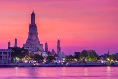 BANGKOK, THAILAND, 8 HAZİRAN 2020: Wat Arun Tapınağı alacakaranlıkta