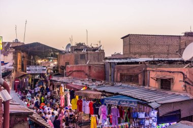 MARRAKECH, MOROCCO, 31 AĞUSTOS 2018: Marakeş 'te kalabalık bir pazar caddesinin yukarısından manzara