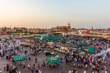 MARRAKECH, FOCCO, 3 Eylül 2018: Djemaa El Fna pazar meydanı üzerinde gün batımı