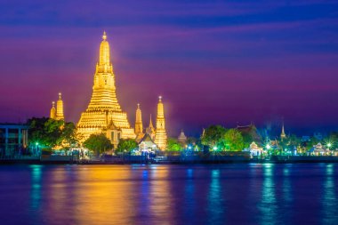 BANGKOK, THAILAND, 8 HAZİRAN 2020: Wat Arun Gece Tapınağı