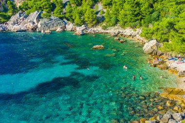 Hırvatistan 'ın Hvar Adası' ndaki Malo Zarace plajı.