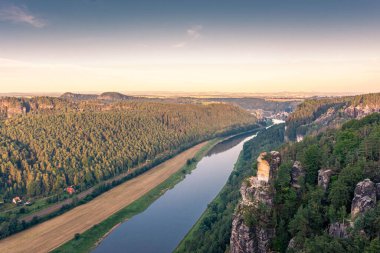 Elbe Nehri üzerindeki muhteşem hava manzarası, Sakson İsviçre Ulusal Parkı, Almanya