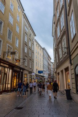 SALZBURG, AUSTRIA, 2 AĞUSTRU 2020: Yağmur altında tarihi merkezin güzel caddesi