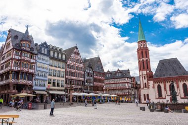 FRANKFURT, GERMANY, 25 HAZİRAN 2020: Tarihi merkezin ana meydanındaki güzel yarı ahşap evler ve mimari