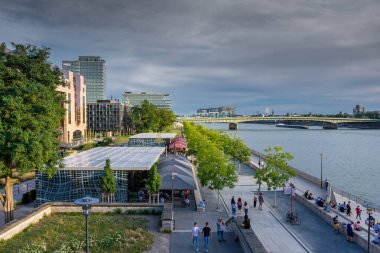 COLOGNE, ALMANY, 23 HAZİRAN 2020: Köln kıyılarında takılan insanlar