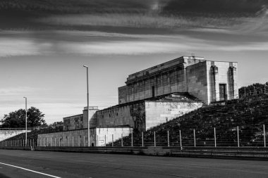 NUREMBERG, ALMANY, 28 HAZİRAN 2020: Almanya 'nın Nuremberg kentindeki Zeppelinfeld tribününün kalıntıları. 1933-1938 yılları arasında Adolf Hitler 'in Nazi Partisi mitingleri sırasında konuşma yaptığı tribündür. Siyah ve beyaz.