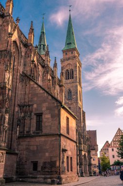 NUREMBERG, ALMANY, 27 HAZİRAN 2020: Öğleden sonra Nuremberg Katedrali 'nin güzel manzarası