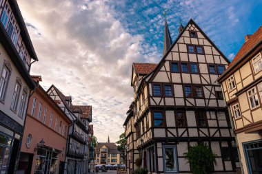 QUEDLINBURG, GERMANY, 28 HAZİRAN 2020: Tarihi merkezin sokaklarındaki güzel yarı keresteli evler