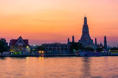 BANGKOK, THAILAND, 8 HAZİRAN 2020: Wat Arun Tapınağı üzerinde güzel bir günbatımı