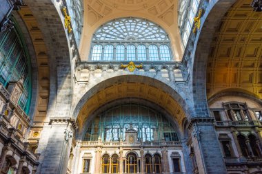 ANTWERP, BELGIUM, 22 HAZİRAN 2020: Tarihi tren istasyonu