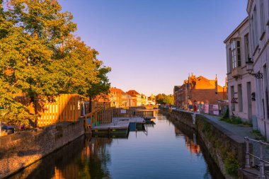 BRUGES, BELGIUM, 21 HAZİRAN 2020: Tarihi merkezde Kanal