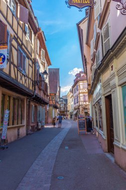COLMAR, FRANCE, 18 HAZİRAN 2020: Tarihi merkezde tipik yarı keresteli evler