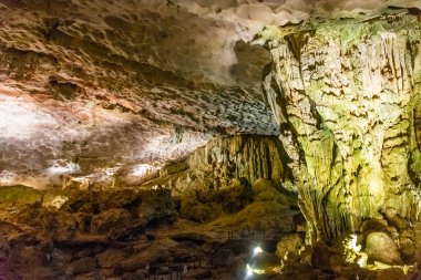 Vietnam 'da Ha Long Körfezi' nde büyük bir mağara.
